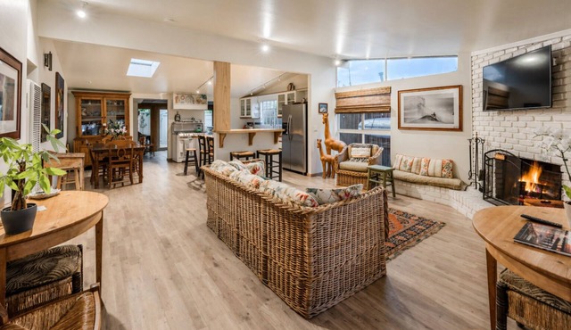 20% Off April 12-16 Walk To Beach, Private Hot Tub