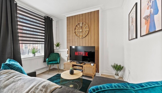 20% off! Boutique Doncaster Abode - Sleeps 6!