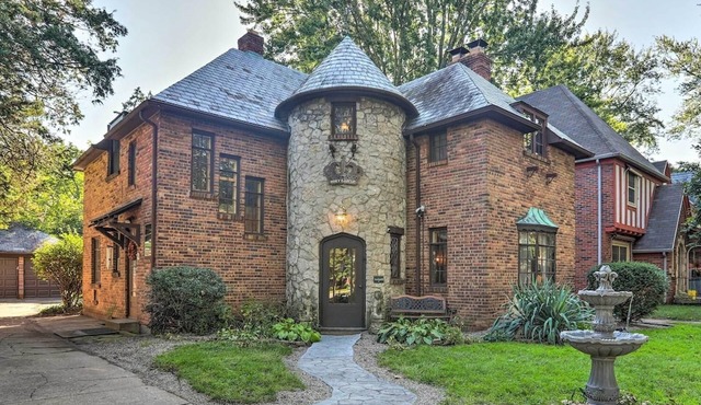 20% off Feb. Rates! Secor Castle-4 BR/3.5 BA, Arcade, Jacuzzi Tub, 1 mile to UT!