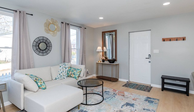 20% OFF Hickory Hideaway! Next to UD! 2 Bed!1 Bath