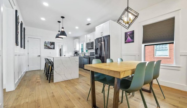 20% off! King bed, soaking tub, super fast wi-fi