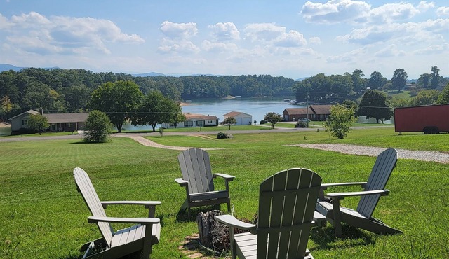 20% OFF Lake View Retreat- Lake & Mountain View, Hot Tub, Fire Pit, Porch Swing