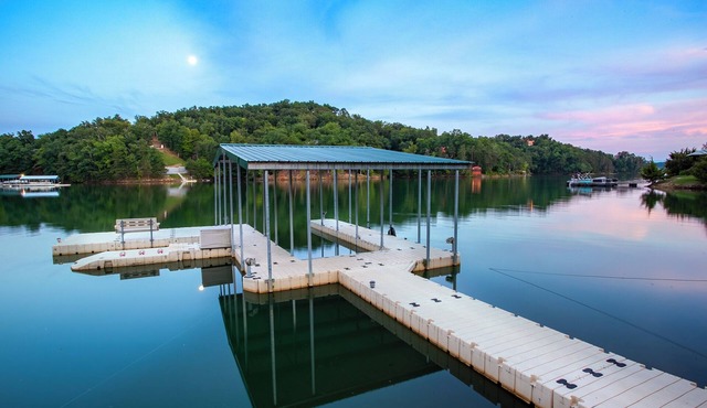 20% OFF Lakefront Lodge, Luxury, Dock, Hot Tub, Game Room, Fire Pit
