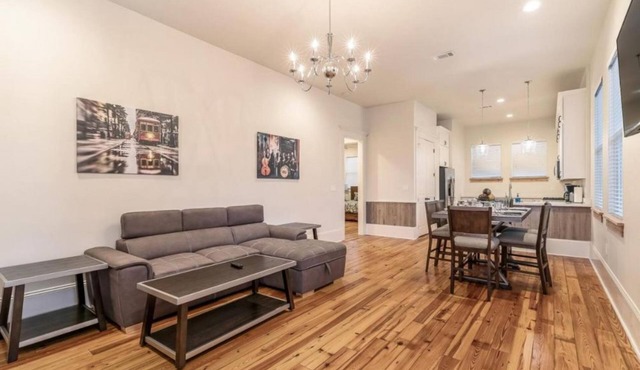 20% OFF Monthly | 10% OFF Weekly-Hosteeva 3 BR Cottage Close to St. Charles 5 m Ride to FQ