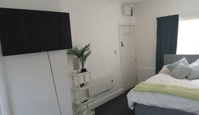 20% OFF Monthly Stays for Solo & Coupled Travelers