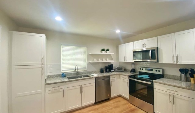 20% OFF! - NEW Gorgeous Sunshine- 3BD/2BA -Private Backyard!