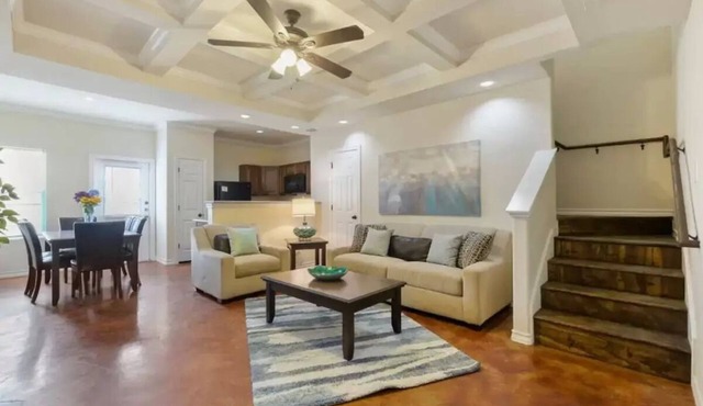 20% OFF Updated 3BR 2.5BTH Townhome - Pet-friendly - Fast WiFi-Driveaway Parking