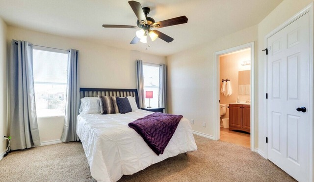20% OFF Updated 3BR 2.5BTH Townhome - Pet-friendly - Fast WiFi-Driveaway Parking
