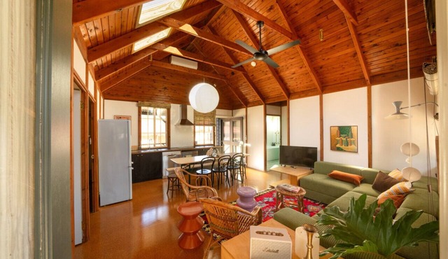 20 People/9 Bedroom/13 Beds Cabin Compound in the heart of Huskisson