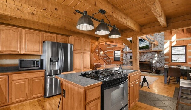 20 Person Lodge! Secluded with Views! Hot Tub, Firepit, WBFP! Pet Friendly