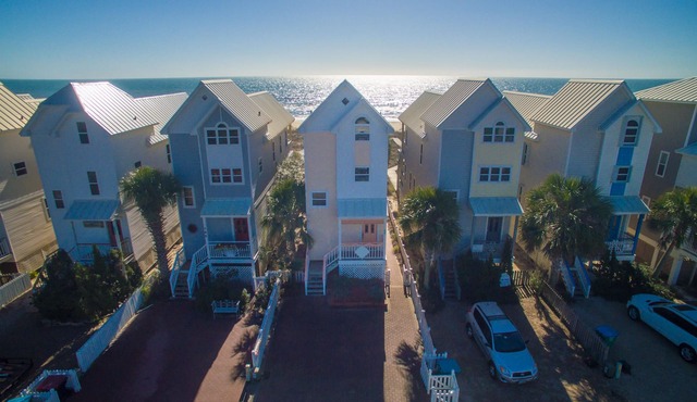 20% Spring Savings! Pet Friendly, 3BR/3BA, Easy Walking Distance to Shops