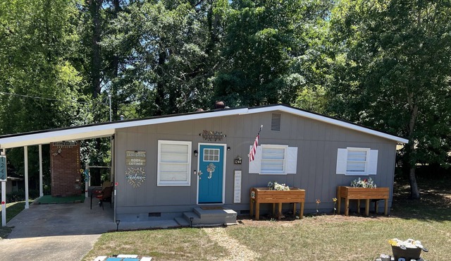 20 Star Hospitality with 20 Star decor & COZINESS! Located 5mins from FT Moore!