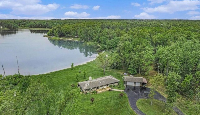 200 feet of lake front on 5 acres, great for accommodating large groups.