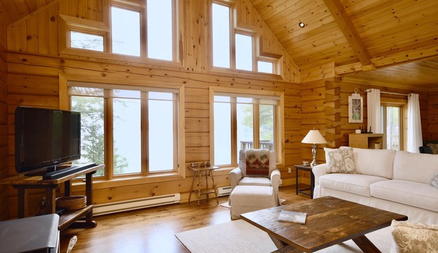 200 ft Private Muskoka waterfront custom log home with Hot Tub!