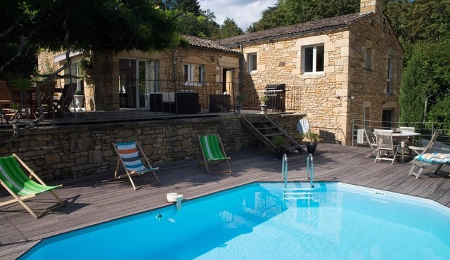 200 m from the medieval town, stone house, swimming pool, view of the cathedral