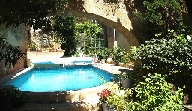 200 m2 artist's house in historic village 3km from Pont du Gard