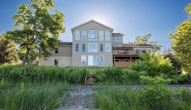 200' of private waterfront, hot tub & kayaks