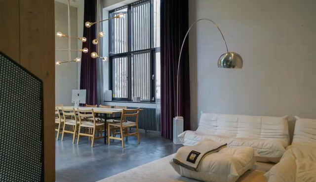 200 sqm I atrium I 6 m ceilings I parking I center I bikes