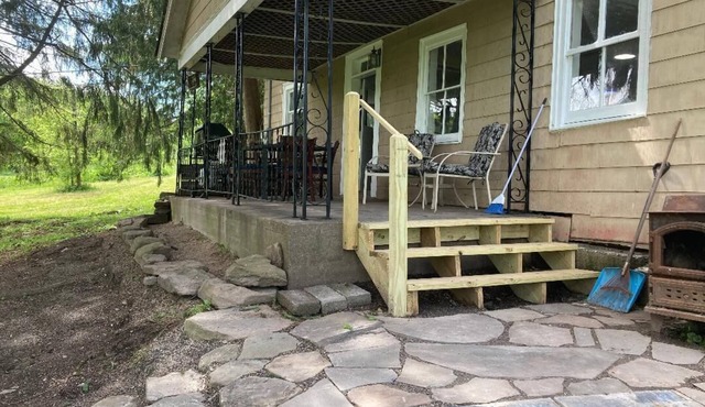 200 Year Old Farmhouse on Private 8 Acre Laken Pet Friendly.