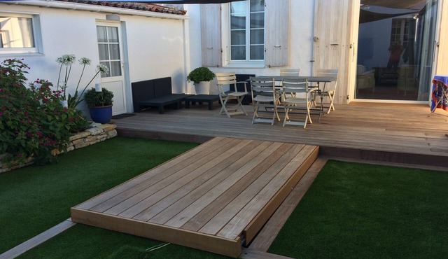 200m from beaches and shops: Charming country house with garden and swimming pool