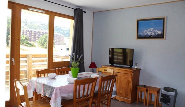 200m from resort center, 2nd floor, balcony, tv, ski locker, 44m², Superdévoluy