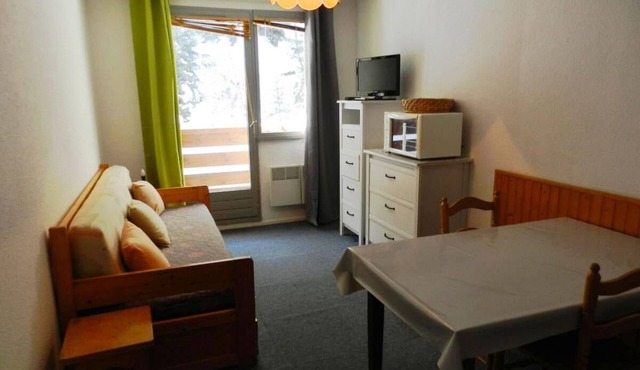 200m from resort center, view valley/ski slopes, balcony, parking, ski locker, 18m², Les 7 Laux