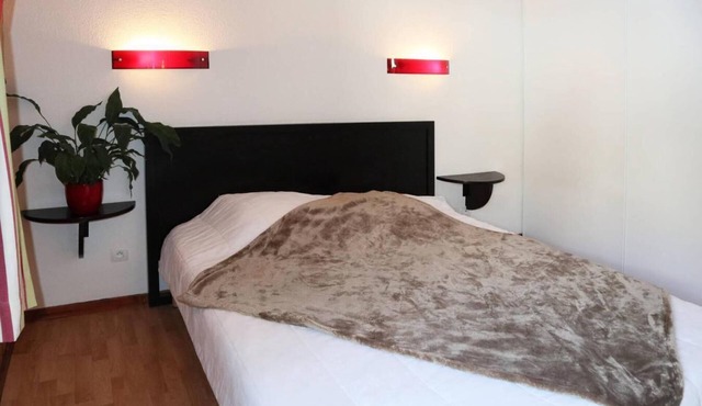 200m from shops, 2nd floor, view swimming pool, swimming pool, sauna, hammam, balcony, ski locker