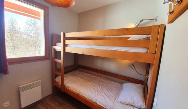 200m from shops, 4th floor, swimming pool, balcony, parking, tv, ski locker, 50m², Vars