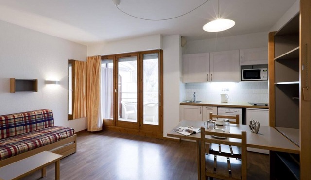 200m from ski lifts, 2nd floor, balcony, parking, tv, ski locker, 24m², Brides Les Bains