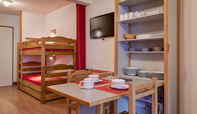 200m from ski lifts, 2nd floor, balcony, parking, tv, ski locker, 25m², Brides Les Bains