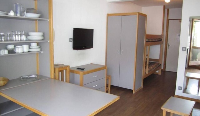 200m from ski lifts, 3rd floor, balcony, parking, tv, ski locker, 25m², Brides Les Bains