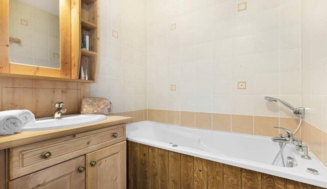 200m from ski slopes, fitness, swimming pool, sauna, hammam, balcony, tv, ski locker, 60m²