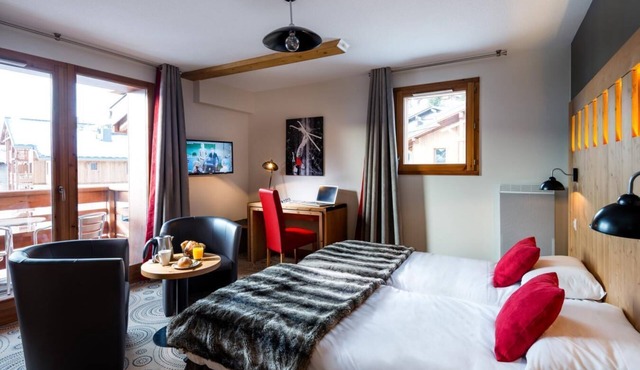 200m from ski slopes, swimming pool, sauna, hammam, terrace, balcony, tv, ski locker, 50m²