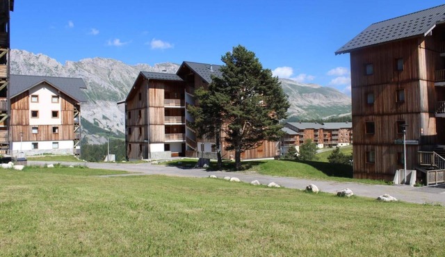200m from ski slopes, 2nd floor, view mountain, balcony, tv, ski locker, 31m², Superdévoluy