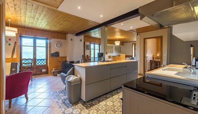 200m² chalet for 14 people with a panoramic view of the valley