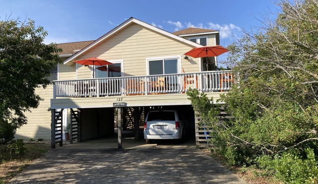 200yds to beach! In the center of Duck. Pets, hot tub, water view from top deck.