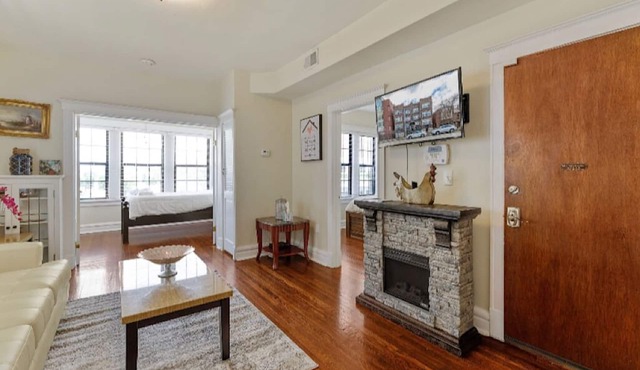 #201 amazing location Delmar Loop 🌹