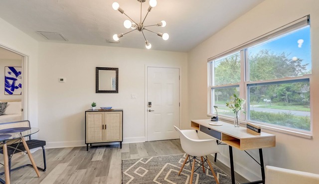 201 Remodeled duplex, Near Anna Maria Island & IMG, Fenced In Yard, Pet Friendly