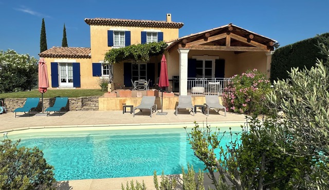 2010 Villa comfortable, air conditioned, private heated pool in prime location