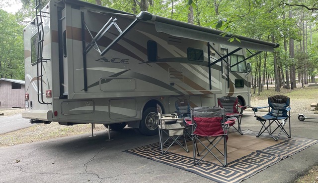 2015 Thor ACE Motorhome right off Pig Trail with views of White rock.