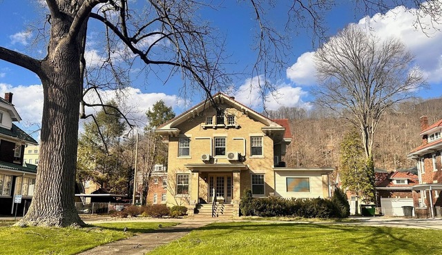 2018 Kanawha Blvd E Riverfront dtudio retreate - steps from WV State Capitol