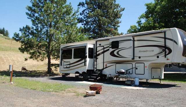 2019 40' 5th wheel on quiet property in the country with spectacular river views