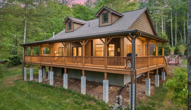2019 Newly Built ~ LUXURY Cabin ~ 23 Acre Estate ~ Hot Tub ~ 8 miles to Downtown