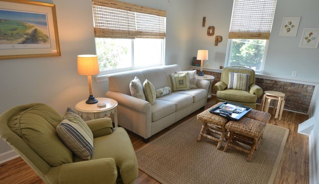 #202 "Top O' the Stairs" 2Br/1Ba, Pet-Friendly