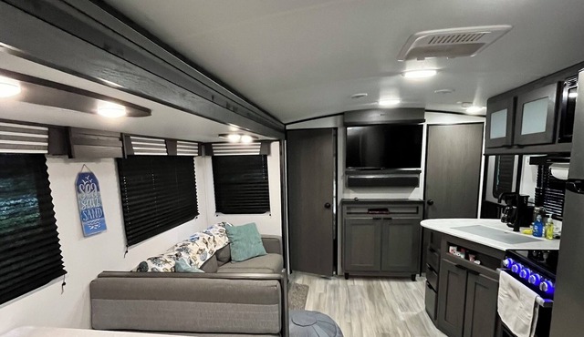 2021 Clean Modern Camper Fun & Relaxing Farm Adventure
