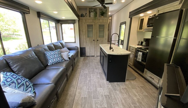 2022 5th Wheel RV, 2BD, Sleeps 6, Kootenai River Views/Access, Picnic Table