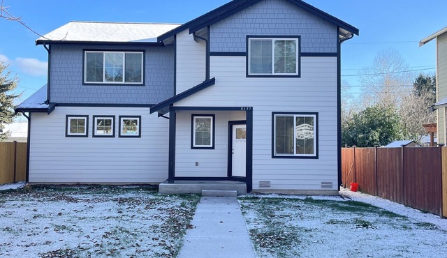 2022 built Cozy Modern home with large backyard