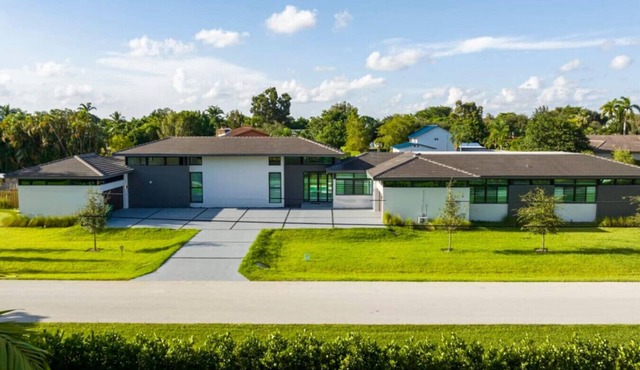 2022 Mansion 7000 sf/Pool/Gameroom/Theater