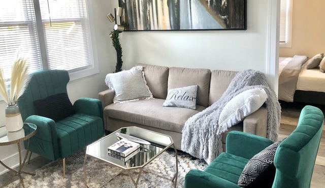 2022 NEWLY BUILT APT, W/ WASHER DRYER, 10 MINUTES from UofC and DOWNTOWN