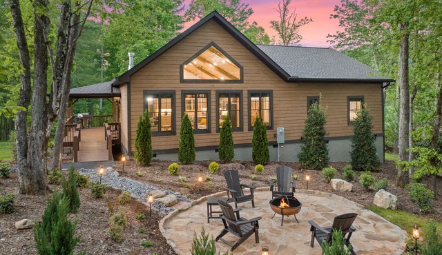 2023 New Construction~LUXURY CABIN~Hot Tub~15 mins to downtown~hiking~koi ponds